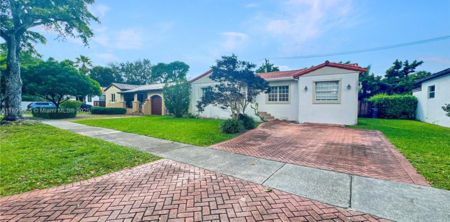 House in West Miami, Florida 3 bedrooms, 144 sq.m. № 1952475