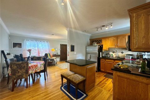 House in West Miami, Florida 3 bedrooms, 144 sq.m. № 1952475 - photo 8