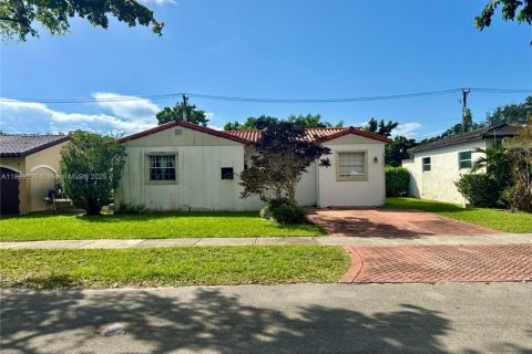 House in West Miami, Florida 3 bedrooms, 144 sq.m. № 1952475 - photo 2
