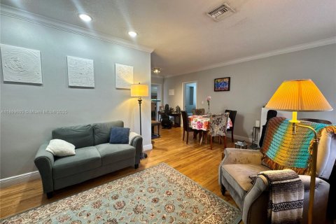 House in West Miami, Florida 3 bedrooms, 144 sq.m. № 1952475 - photo 6