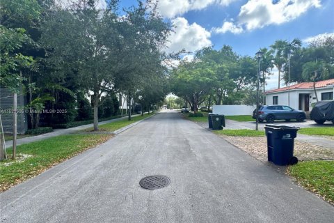 House in West Miami, Florida 3 bedrooms, 144 sq.m. № 1952475 - photo 25