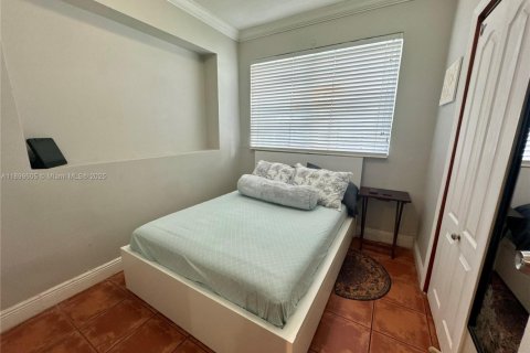 House in West Miami, Florida 3 bedrooms, 144 sq.m. № 1952475 - photo 14