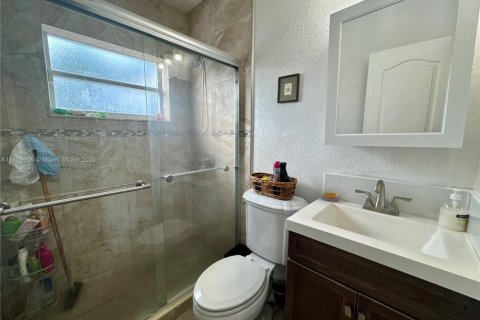 House in West Miami, Florida 3 bedrooms, 144 sq.m. № 1952475 - photo 16