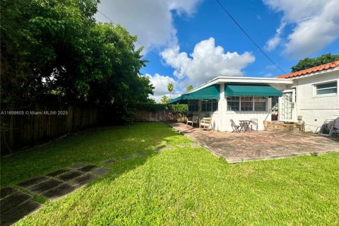 House in West Miami, Florida 3 bedrooms, 144 sq.m. № 1952475 - photo 20