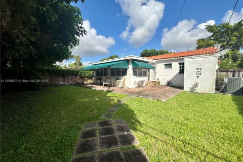 House in West Miami, Florida 3 bedrooms, 144 sq.m. № 1952475 - photo 19