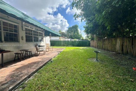 House in West Miami, Florida 3 bedrooms, 144 sq.m. № 1952475 - photo 22