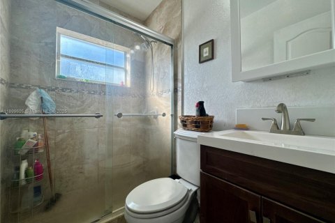 House in West Miami, Florida 3 bedrooms, 144 sq.m. № 1952475 - photo 15