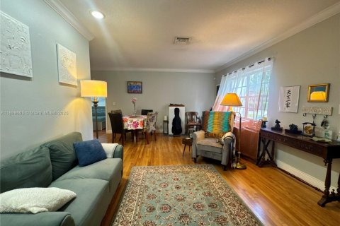 House in West Miami, Florida 3 bedrooms, 144 sq.m. № 1952475 - photo 7