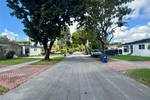 House in West Miami, Florida 3 bedrooms, 144 sq.m. № 1952475 - photo 24