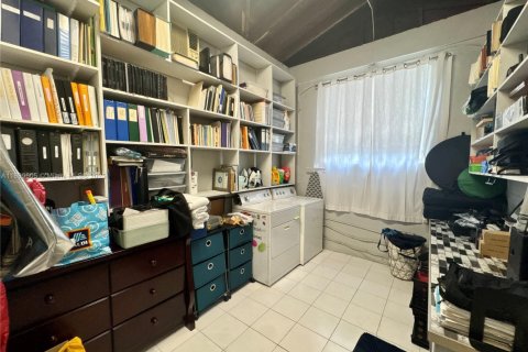 House in West Miami, Florida 3 bedrooms, 144 sq.m. № 1952475 - photo 17