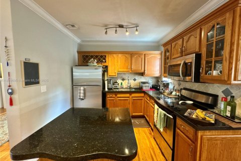 House in West Miami, Florida 3 bedrooms, 144 sq.m. № 1952475 - photo 9