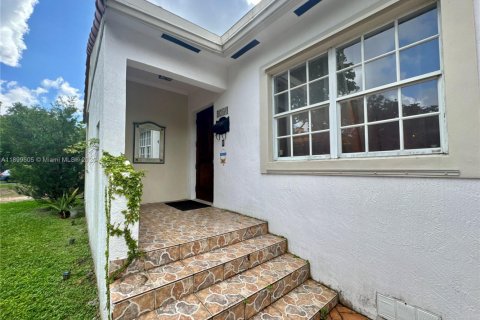 House in West Miami, Florida 3 bedrooms, 144 sq.m. № 1952475 - photo 3