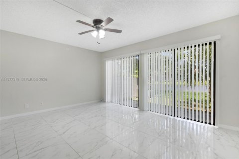 Condo in Sunrise, Florida, 2 bedrooms  № 2041652 - photo 3