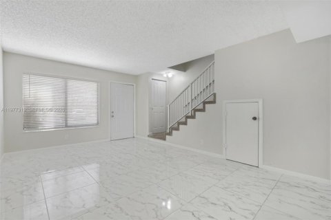 Condo in Sunrise, Florida, 2 bedrooms  № 2041652 - photo 12