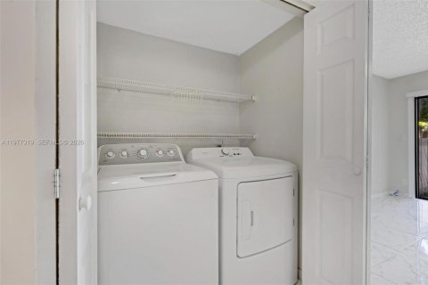 Condo in Sunrise, Florida, 2 bedrooms  № 2041652 - photo 23