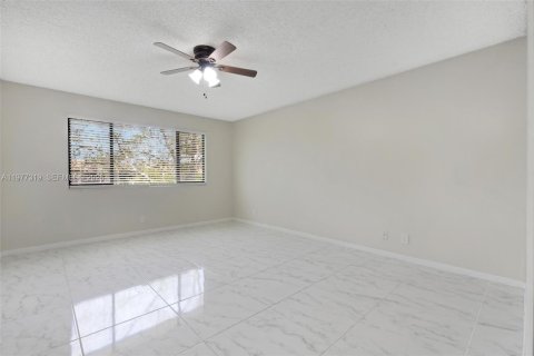 Condo in Sunrise, Florida, 2 bedrooms  № 2041652 - photo 13