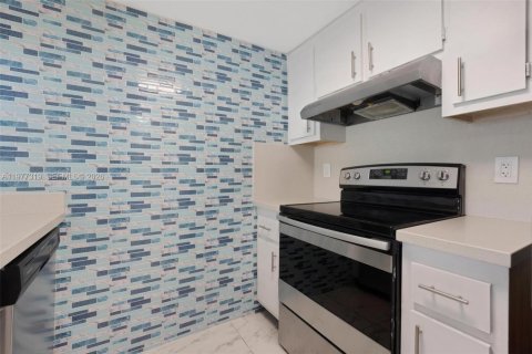 Condo in Sunrise, Florida, 2 bedrooms  № 2041652 - photo 7