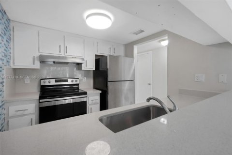 Condo in Sunrise, Florida, 2 bedrooms  № 2041652 - photo 5