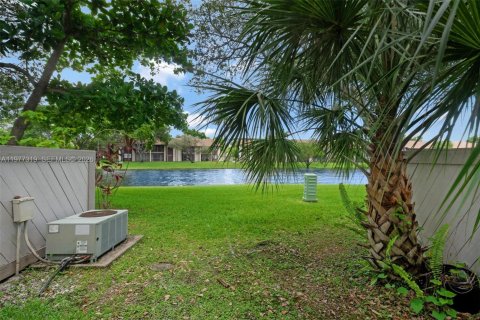 Condo in Sunrise, Florida, 2 bedrooms  № 2041652 - photo 24