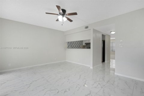 Condo in Sunrise, Florida, 2 bedrooms  № 2041652 - photo 10