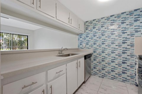 Condo in Sunrise, Florida, 2 bedrooms  № 2041652 - photo 4