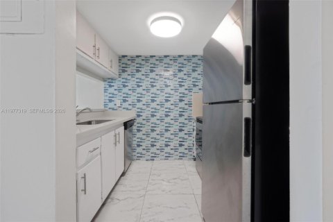 Condo in Sunrise, Florida, 2 bedrooms  № 2041652 - photo 9