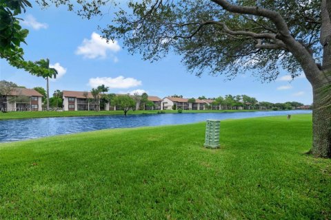 Condo in Sunrise, Florida, 2 bedrooms  № 2041652 - photo 27
