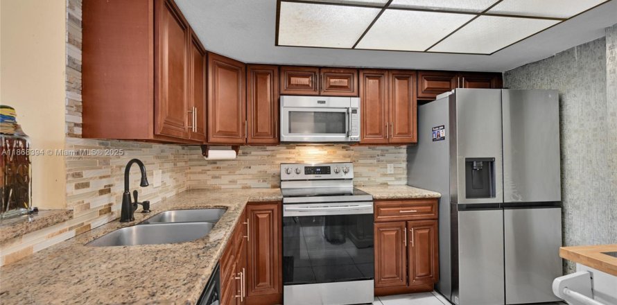 Condo in Lauderhill, Florida, 2 bedrooms № 1896122