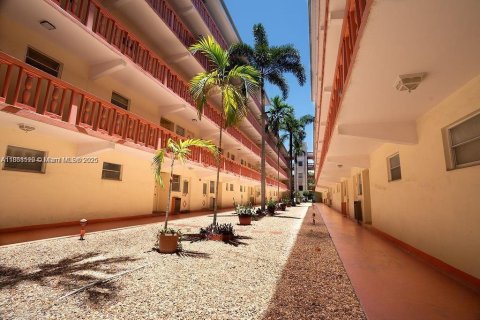 Copropriété à vendre à Hallandale Beach, Floride: 1 chambre, 71.53 m2 № 2089688 - photo 20