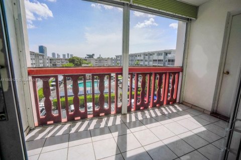 Copropriété à vendre à Hallandale Beach, Floride: 1 chambre, 71.53 m2 № 2089688 - photo 14