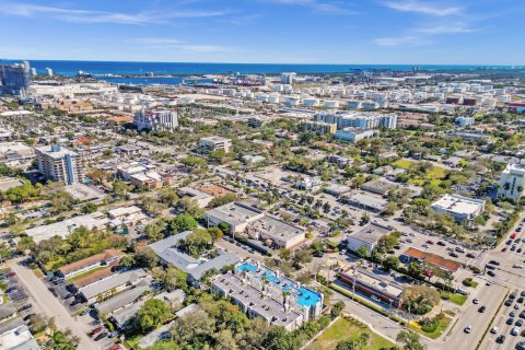 Townhouse in Fort Lauderdale, Florida 3 bedrooms, 163.69 sq.m. № 1024272 - photo 1