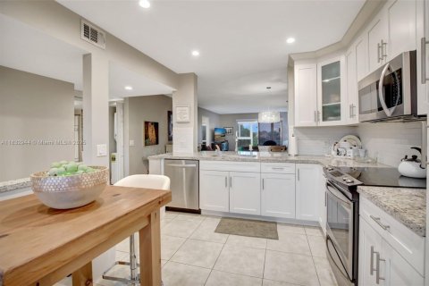 Condo in Pembroke Pines, Florida, 2 bedrooms  № 1817572 - photo 7