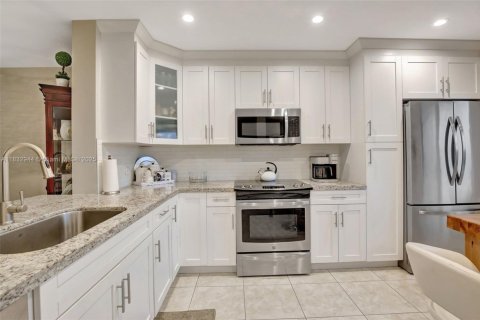 Condo in Pembroke Pines, Florida, 2 bedrooms  № 1817572 - photo 1