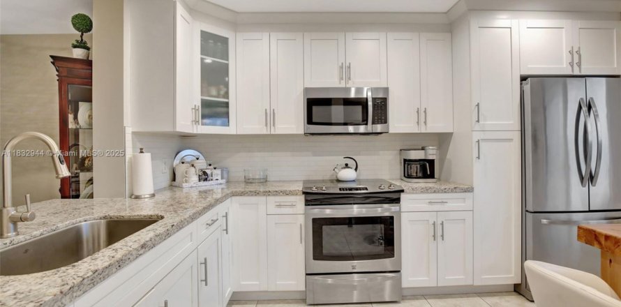 Condo in Pembroke Pines, Florida, 2 bedrooms № 1817572