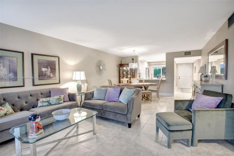 Condo in Pembroke Pines, Florida, 2 bedrooms  № 1817572 - photo 15