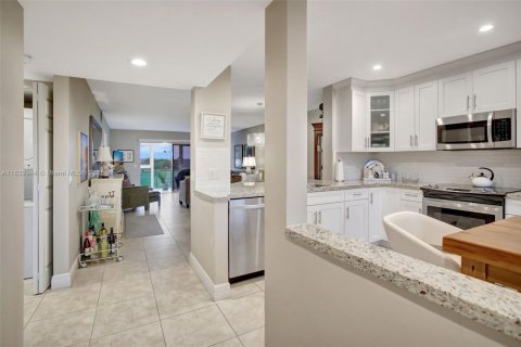 Condo in Pembroke Pines, Florida, 2 bedrooms  № 1817572 - photo 3