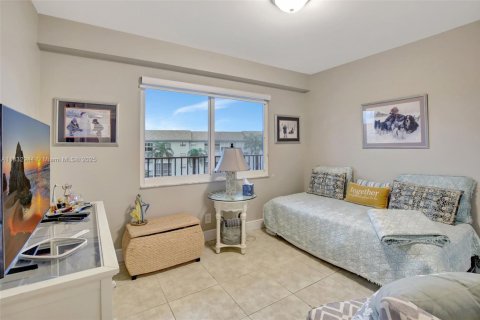 Condo in Pembroke Pines, Florida, 2 bedrooms  № 1817572 - photo 26