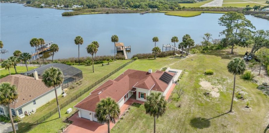 House in New Smyrna Beach, Florida 4 bedrooms, 240.25 sq.m. № 2208844