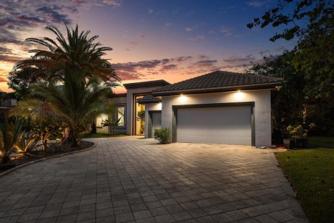 House in Boca Raton, Florida 5 bedrooms, 435.99 sq.m. № 2250816 - photo 2