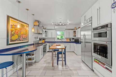 Casa en venta en Miami Beach, Florida, 4 dormitorios, 231.88 m2 № 1952692 - foto 13