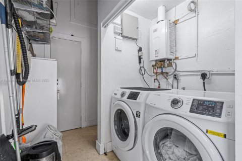 Casa en venta en Miami Beach, Florida, 4 dormitorios, 231.88 m2 № 1952692 - foto 17