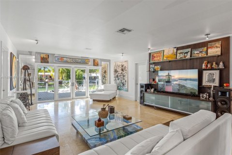 Casa en venta en Miami Beach, Florida, 4 dormitorios, 231.88 m2 № 1952692 - foto 11