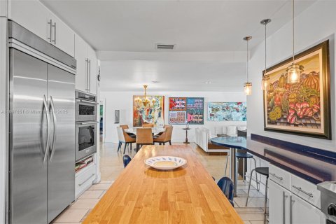Casa en venta en Miami Beach, Florida, 4 dormitorios, 231.88 m2 № 1952692 - foto 16