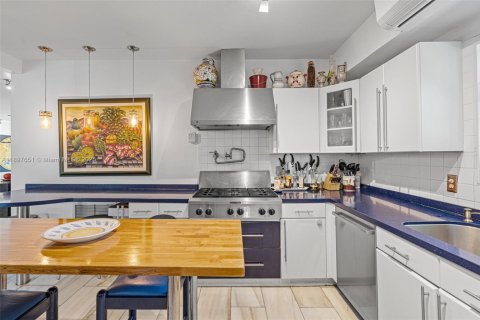 Casa en venta en Miami Beach, Florida, 4 dormitorios, 231.88 m2 № 1952692 - foto 15