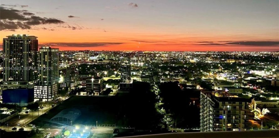 Condominio en Miami, Florida, 2 dormitorios  № 2000528