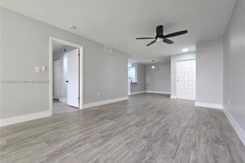 Condominio en alquiler en Oakland Park, Florida, 1 dormitorio, 80.08 m2 № 1807083 - foto 7