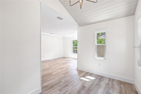 House in Tampa, Florida 2 bedrooms, 70.23 sq.m. № 2104972 - photo 2