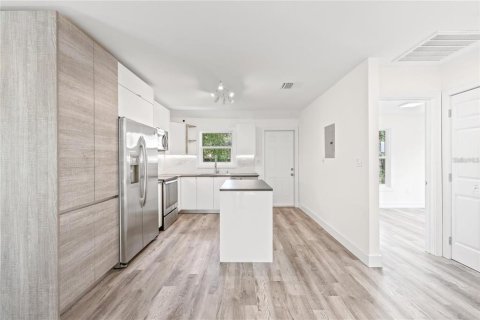 House in Tampa, Florida 2 bedrooms, 70.23 sq.m. № 2104972 - photo 6