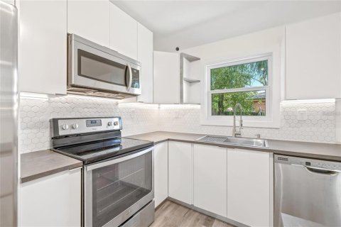 House in Tampa, Florida 2 bedrooms, 70.23 sq.m. № 2104972 - photo 10