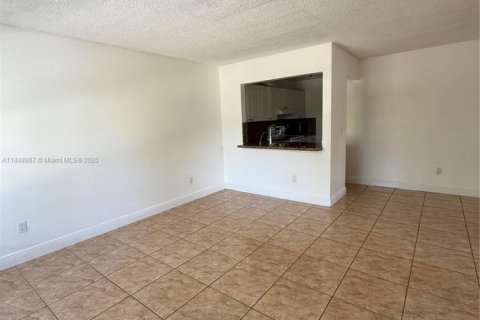 Copropriété à louer à Hialeah, Floride: 2 chambres, 69.68 m2 № 1850555 - photo 2